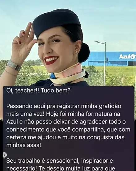 Elisa de uniforme da Azul, com a mensagem de agradecimento à Teacher.