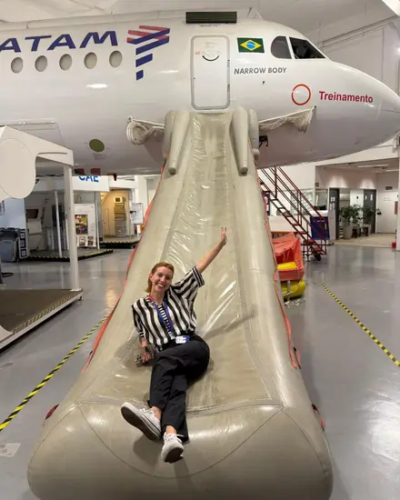 Alexia no escorregador de treinamento da LATAM.