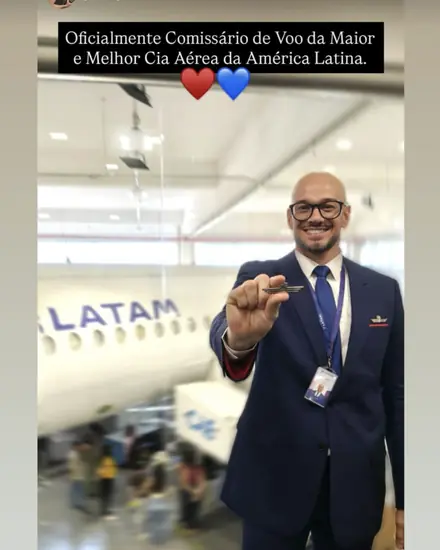 Crepaldi de uniforme da LATAM: oficialmente comissário de voo.