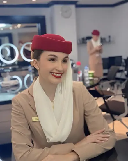 Nathalia de uniforme da Emirates.
