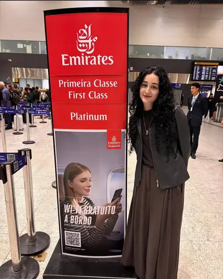 Victoria no aeroporto, embarcando pela Emirates.